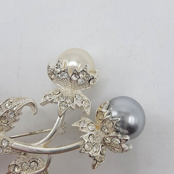 Vintage Avon MN Faux Pearl‎ And Crystal Silver Toned Flower Brooch - Picture 3 of 6